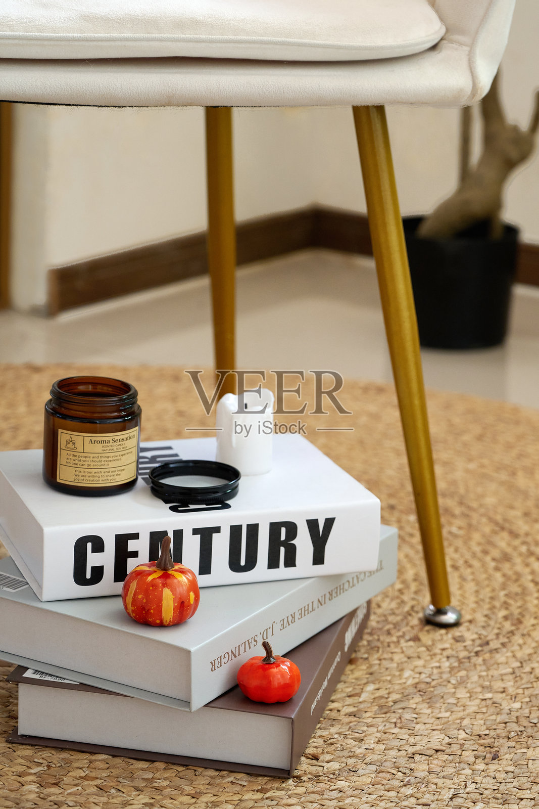 秋季温馨家居装饰，搭配南瓜和现代简约风格元素照片摄影图片