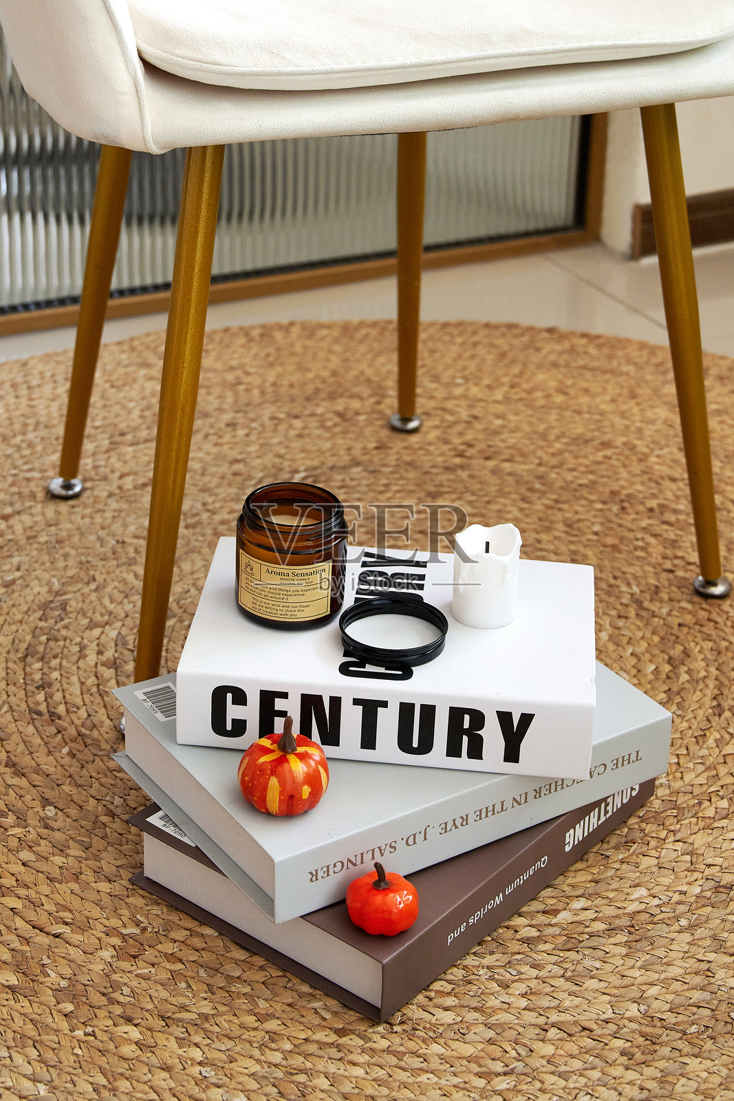 秋季温馨家居装饰，搭配南瓜和现代简约风格元素照片摄影图片