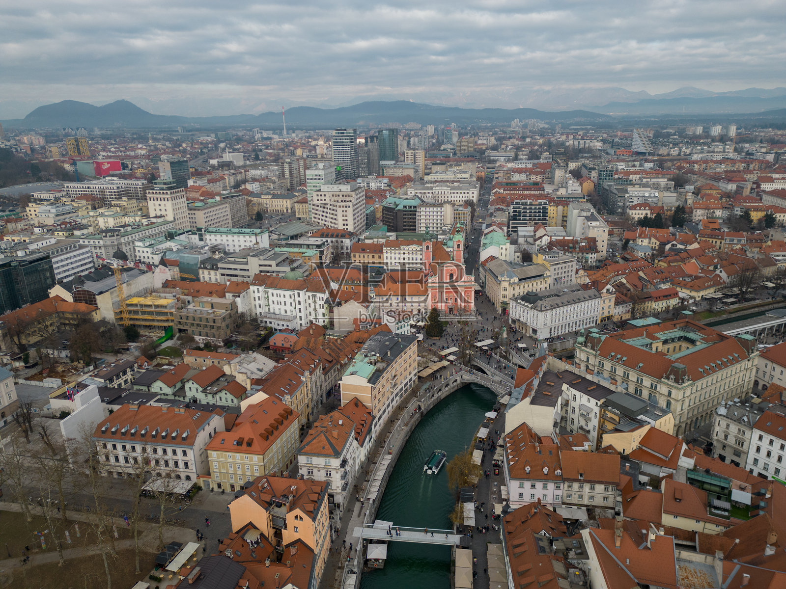 卢布尔雅那市中心全景，包含普雷舍伦广场和三座桥的鸟瞰图照片摄影图片