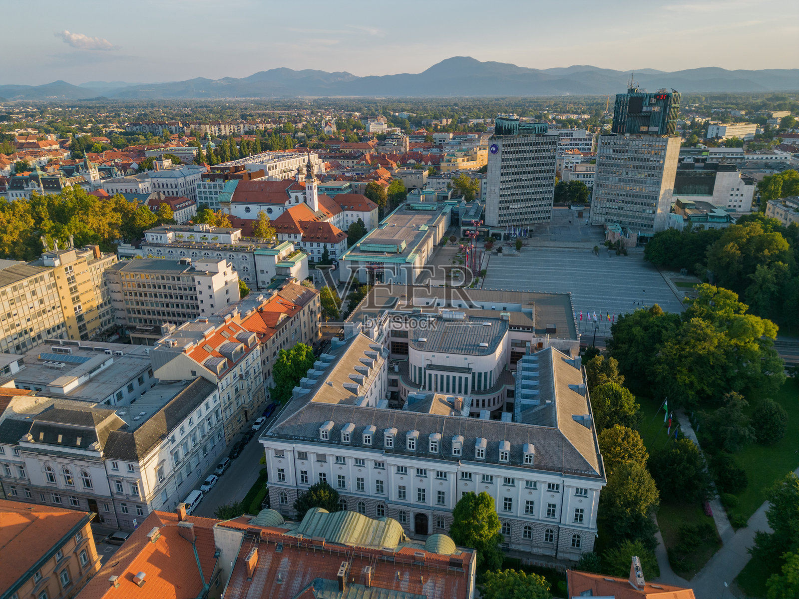 卢布尔雅那共和国广场的摩天大楼鸟瞰图,夕阳下美丽的景色照片摄影图片