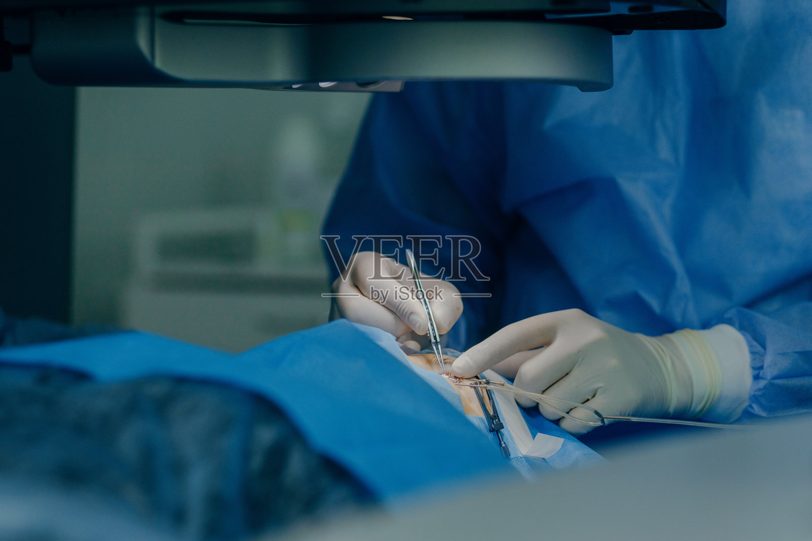 现代诊所中的眼科手术。视力矫正照片摄影图片