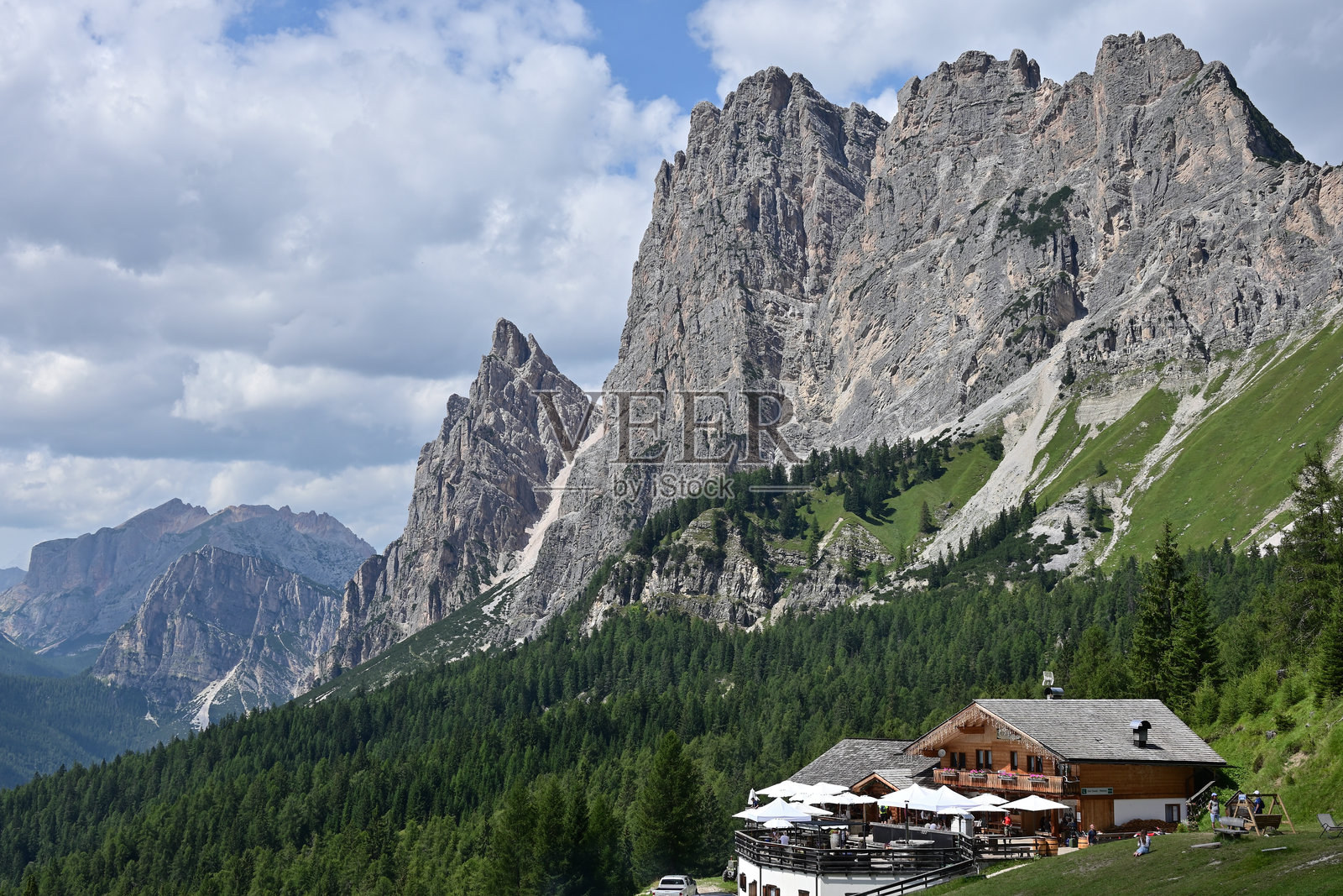 米特雷斯避难所的波马加农山景观。意大利多洛米蒂山脉，科尔蒂纳丹佩佐。照片摄影图片