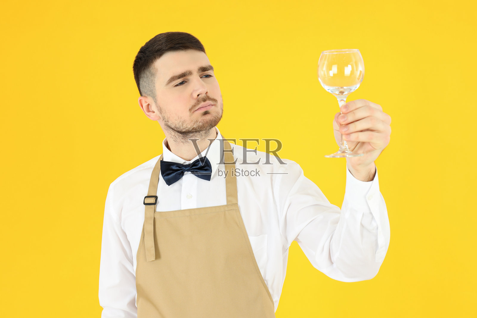 职业概念，年轻的服务员在黄色背景下照片摄影图片