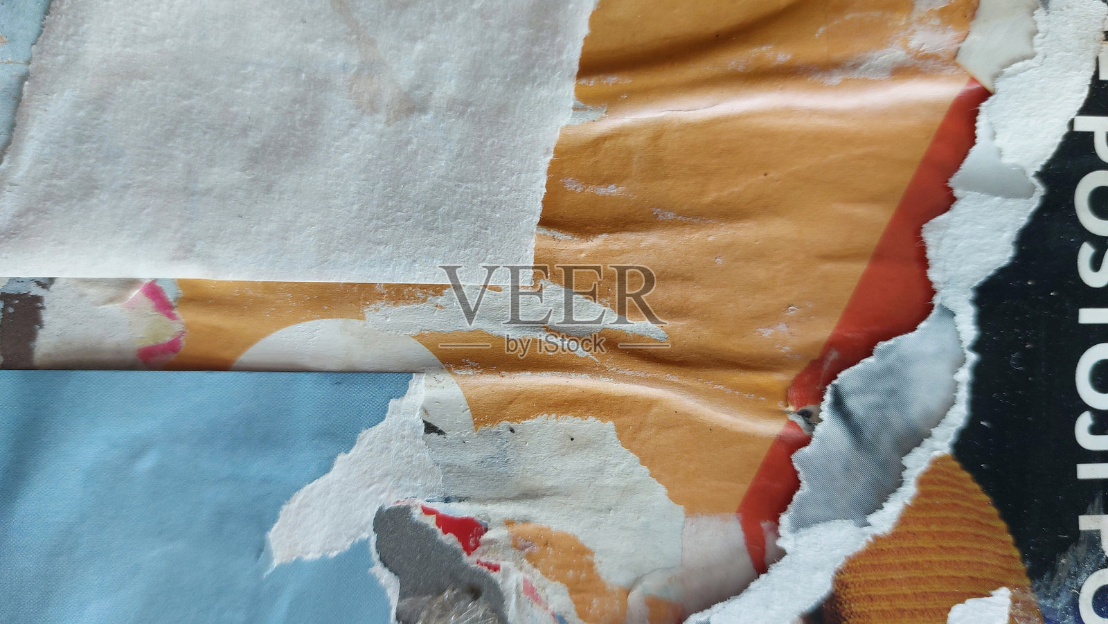 撕裂的街道海报背景。破旧纸张拼贴背景照片摄影图片