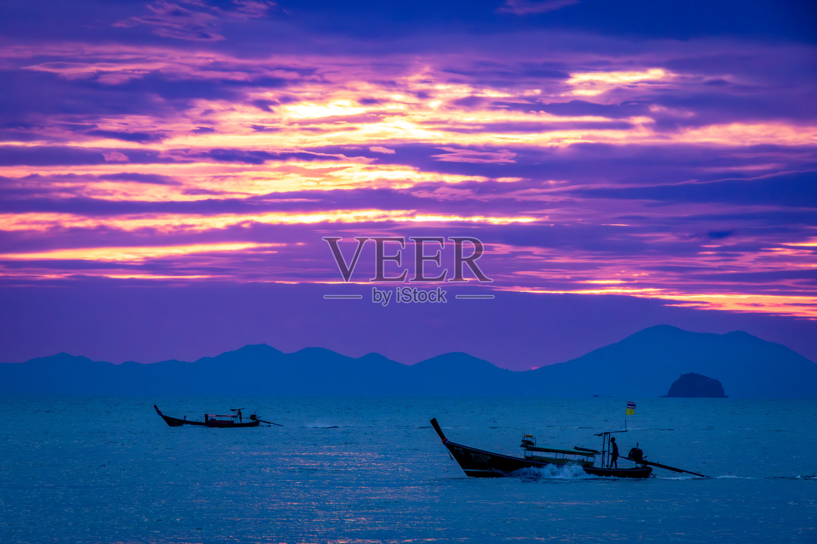 泰国奥南美丽日落下的长尾船照片摄影图片