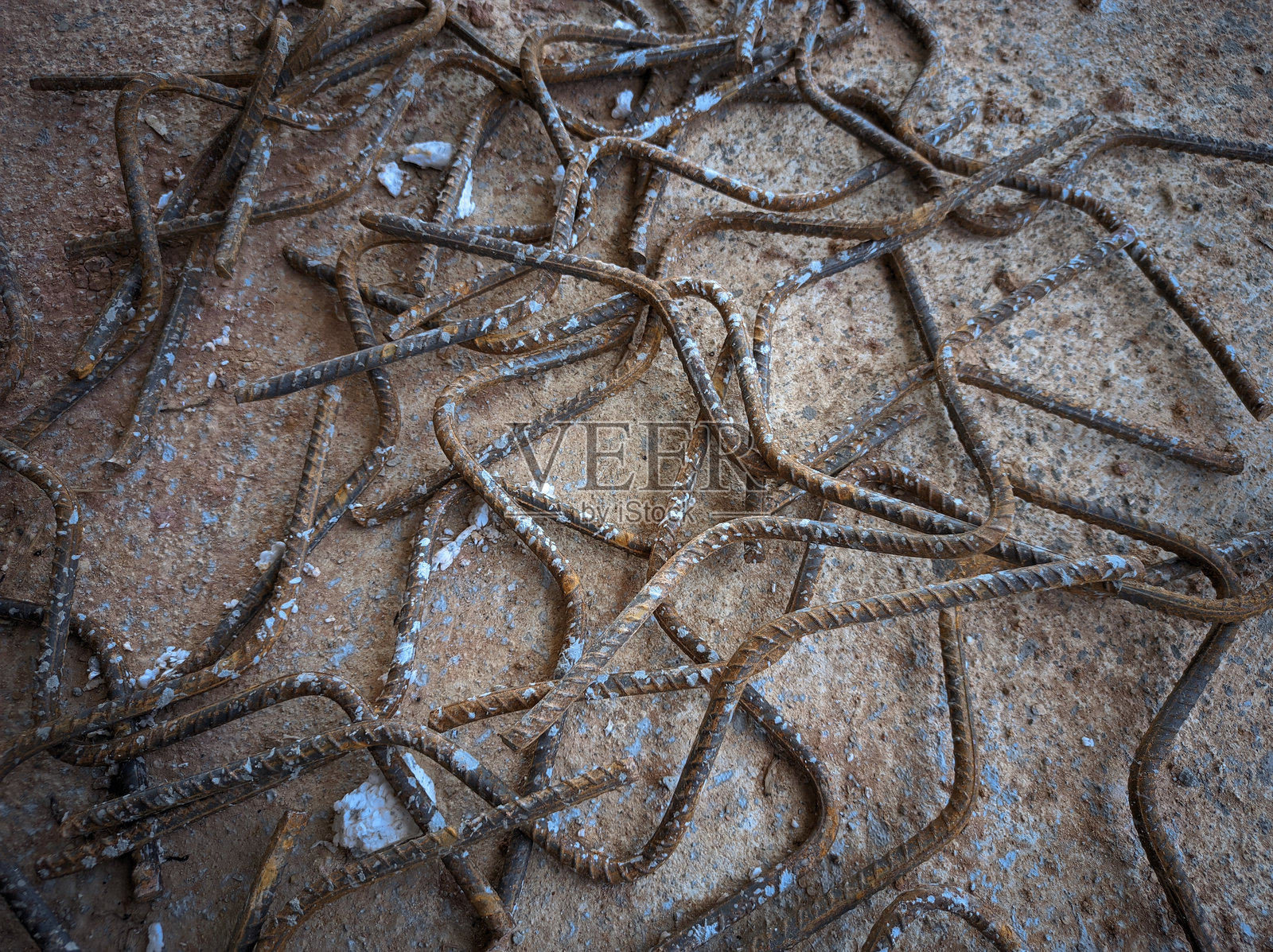 地面加固后剩余的铁块照片照片摄影图片