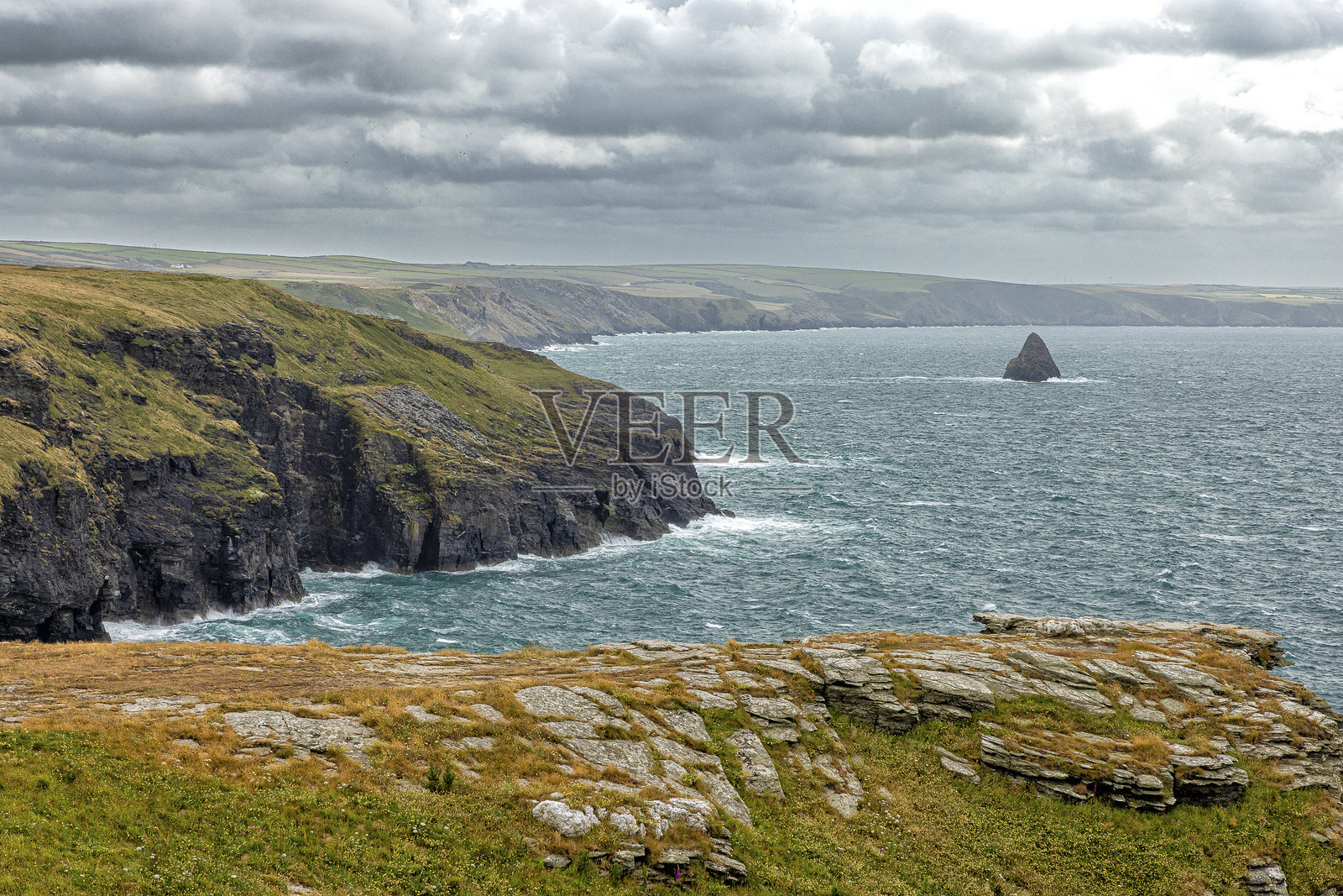 廷塔杰尔的海岸线照片摄影图片