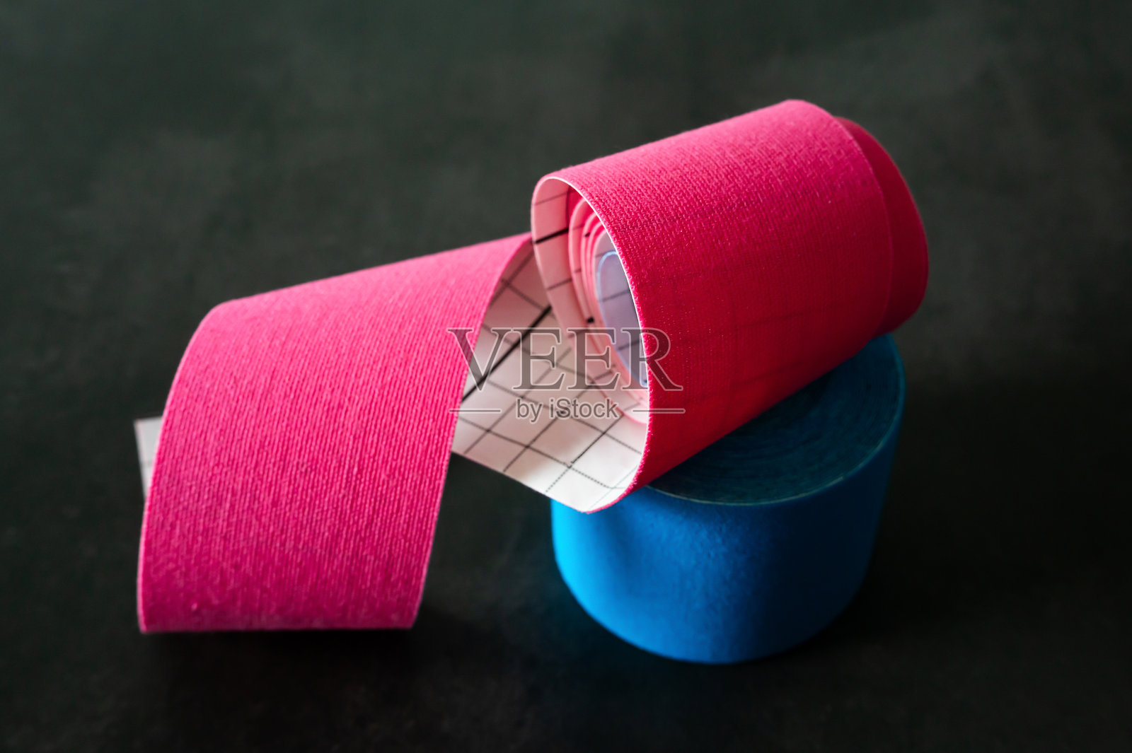 各种颜色的运动医学胶带，使用弹性材料减轻肌肉疼痛和紧张。照片摄影图片