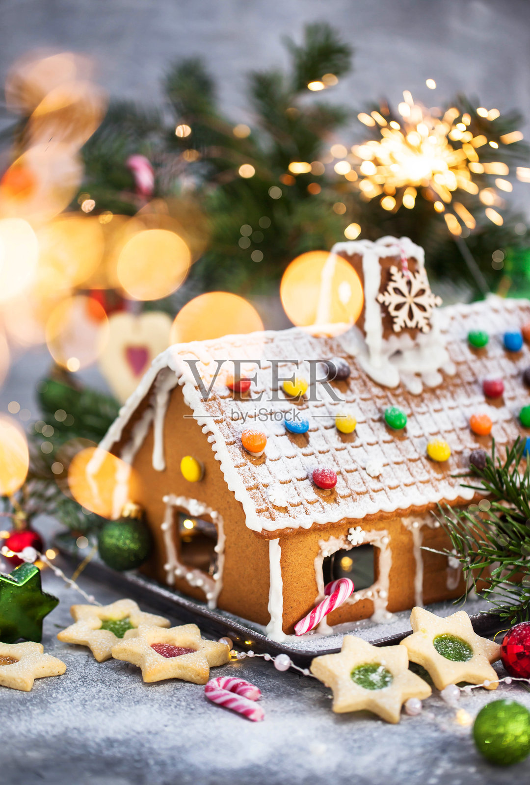 自制的圣诞姜饼屋，装饰着节日装饰品照片摄影图片