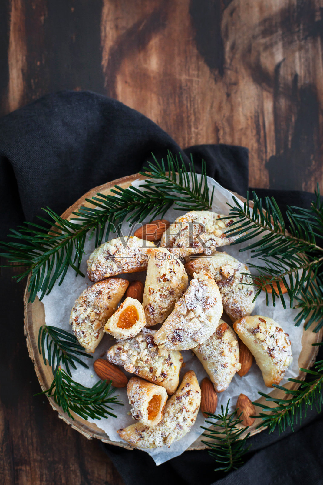 自制美味的杏仁和奶酪夹心杏脯果酱月牙饼干照片摄影图片