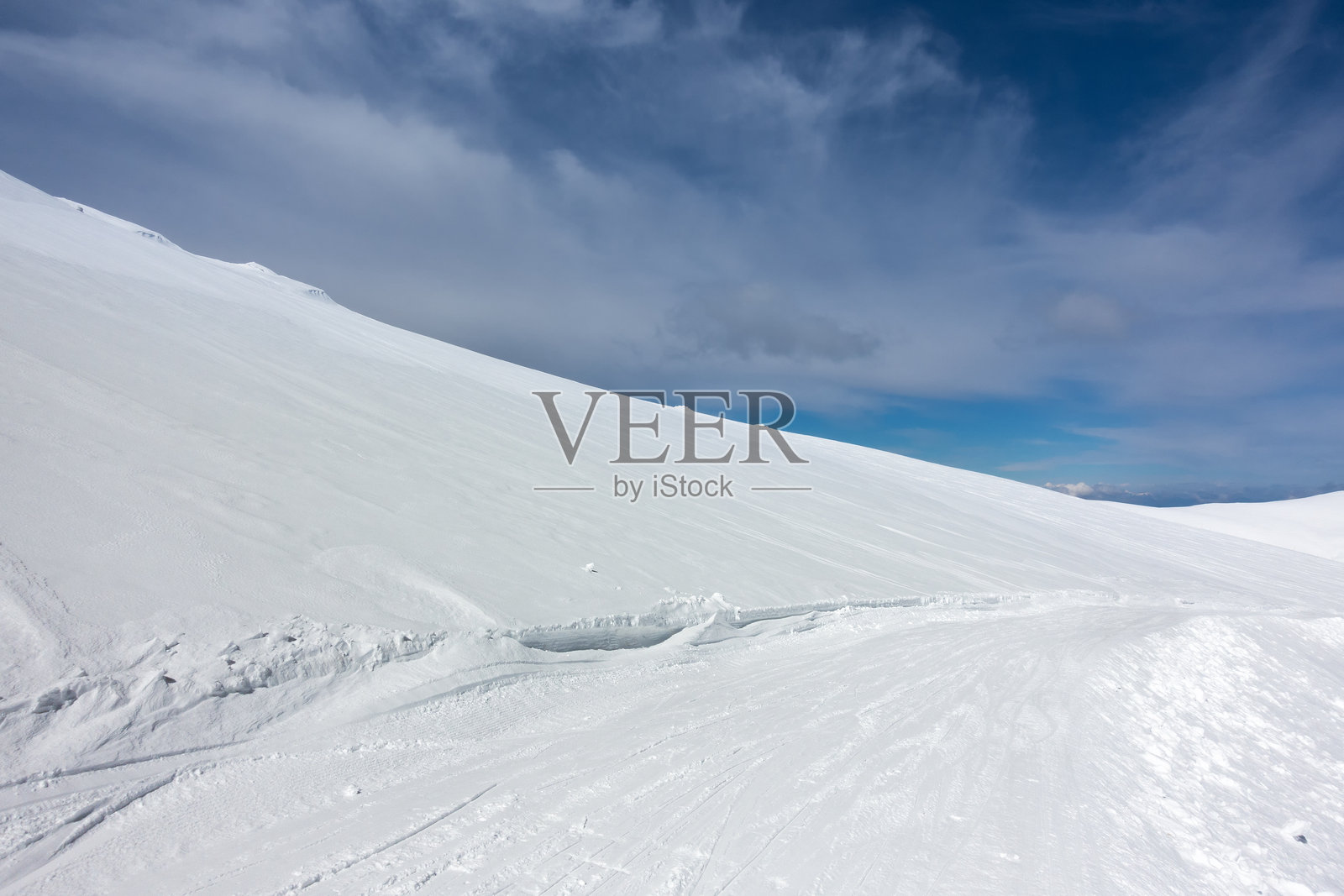 希腊埃德萨的凯马克茨兰滑雪中心雪坡上的壮丽景色照片摄影图片