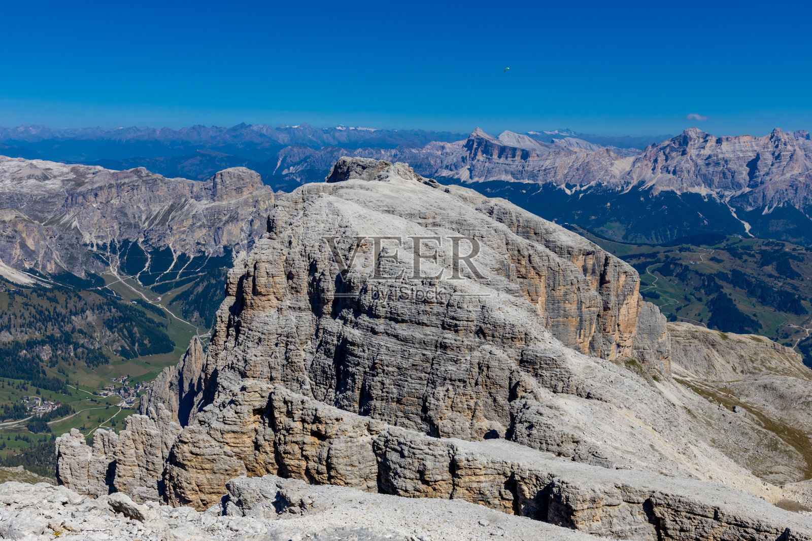 多洛米蒂阿尔卑斯山高原上的萨斯波尔多伊岩石山崖。高山岩石风景。照片摄影图片