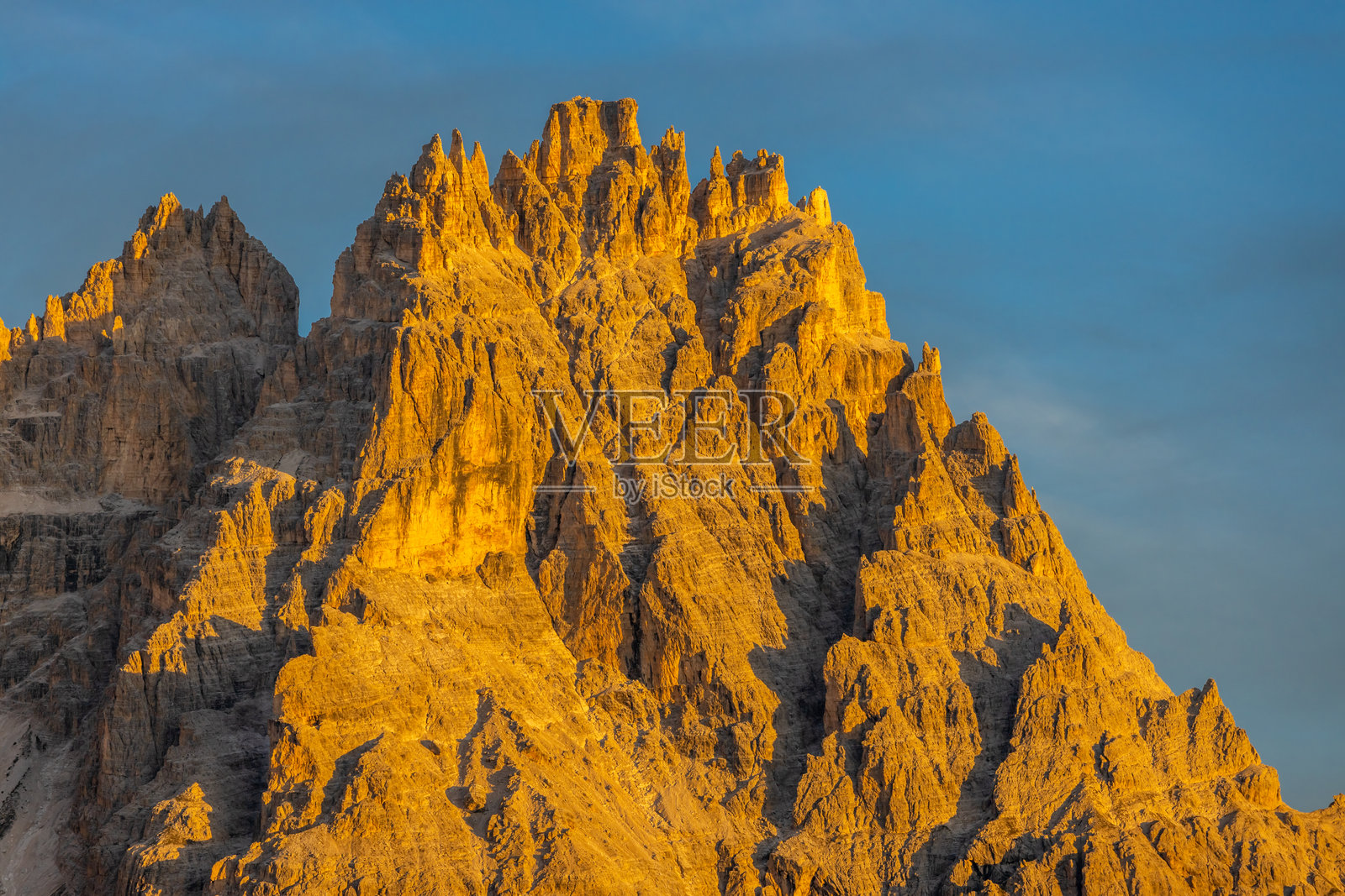 山中日落天空。多洛米蒂阿尔卑斯山脉在日落时分，天空燃烧着血红色。照片摄影图片