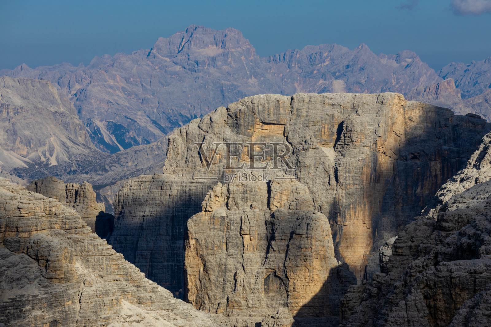 多洛米蒂阿尔卑斯山高原上的萨斯波尔多伊岩石山崖。高山岩石风景。照片摄影图片