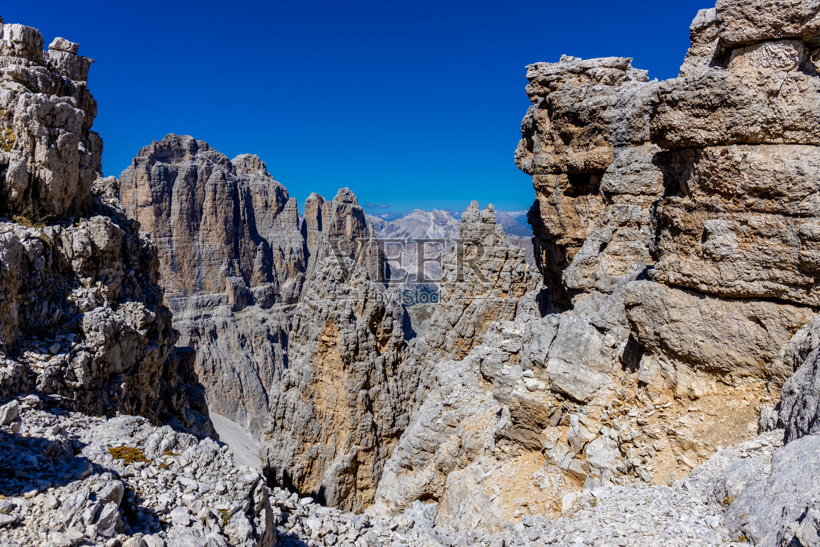 多洛米蒂阿尔卑斯山高原上的萨斯波尔多伊岩石山崖。高山岩石风景。照片摄影图片