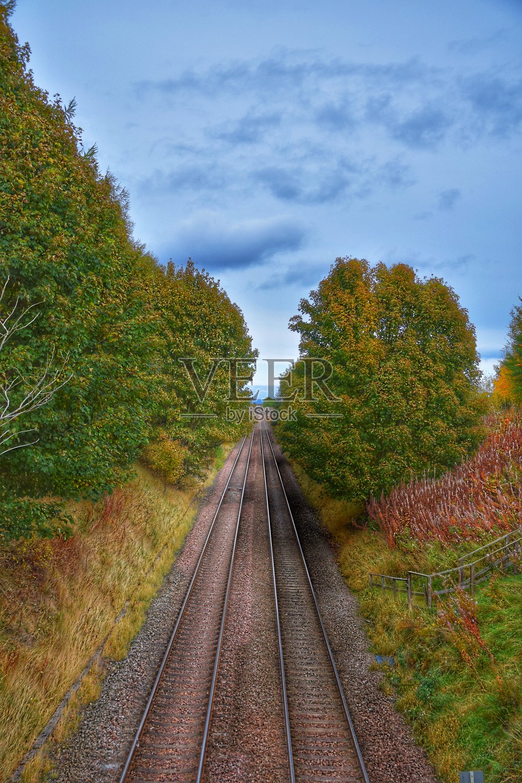 秋天的铁路轨道照片摄影图片