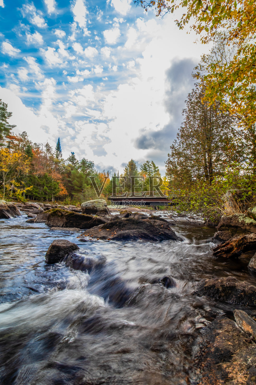 拉奎特河长湖，纽约阿迪朗达克山脉，四周环绕着绚丽的秋叶，天气多云。照片摄影图片