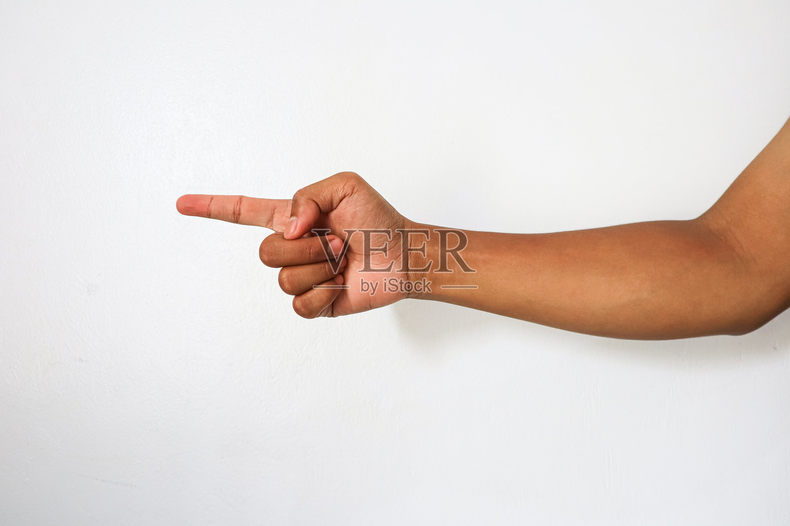 印尼人的手指向前指。照片摄影图片