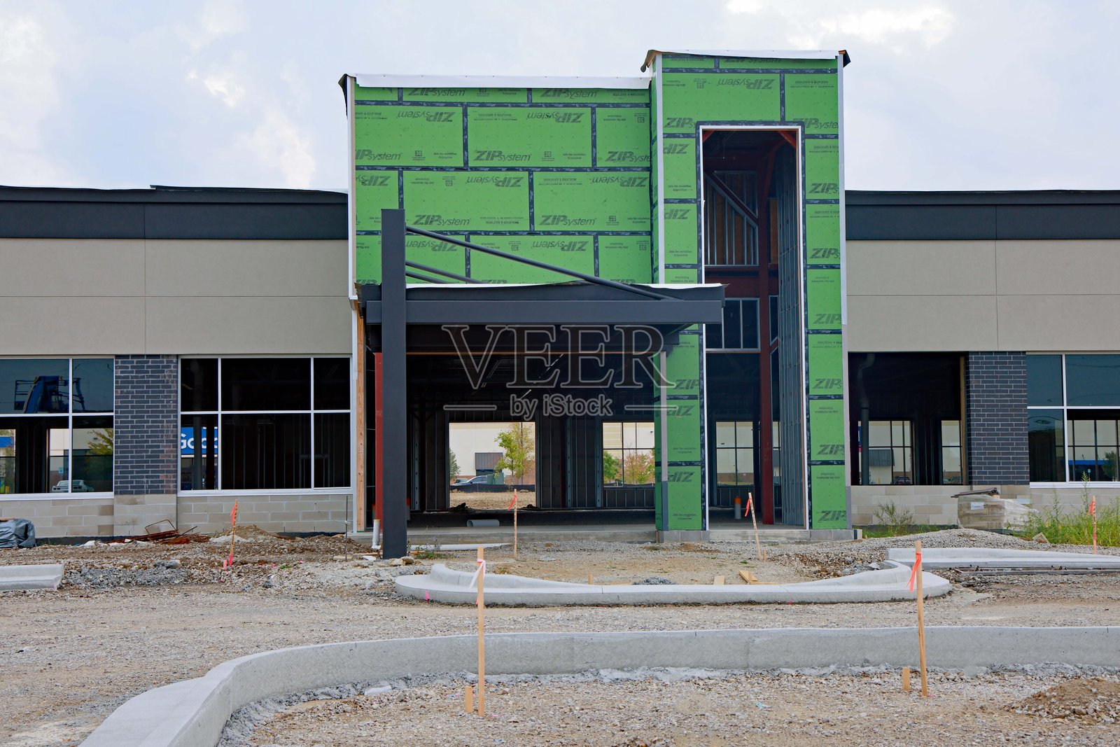 一座商业房地产建筑在阴天施工中照片摄影图片