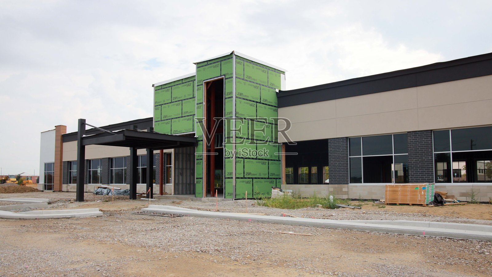 一座商业房地产建筑在阴天施工中照片摄影图片