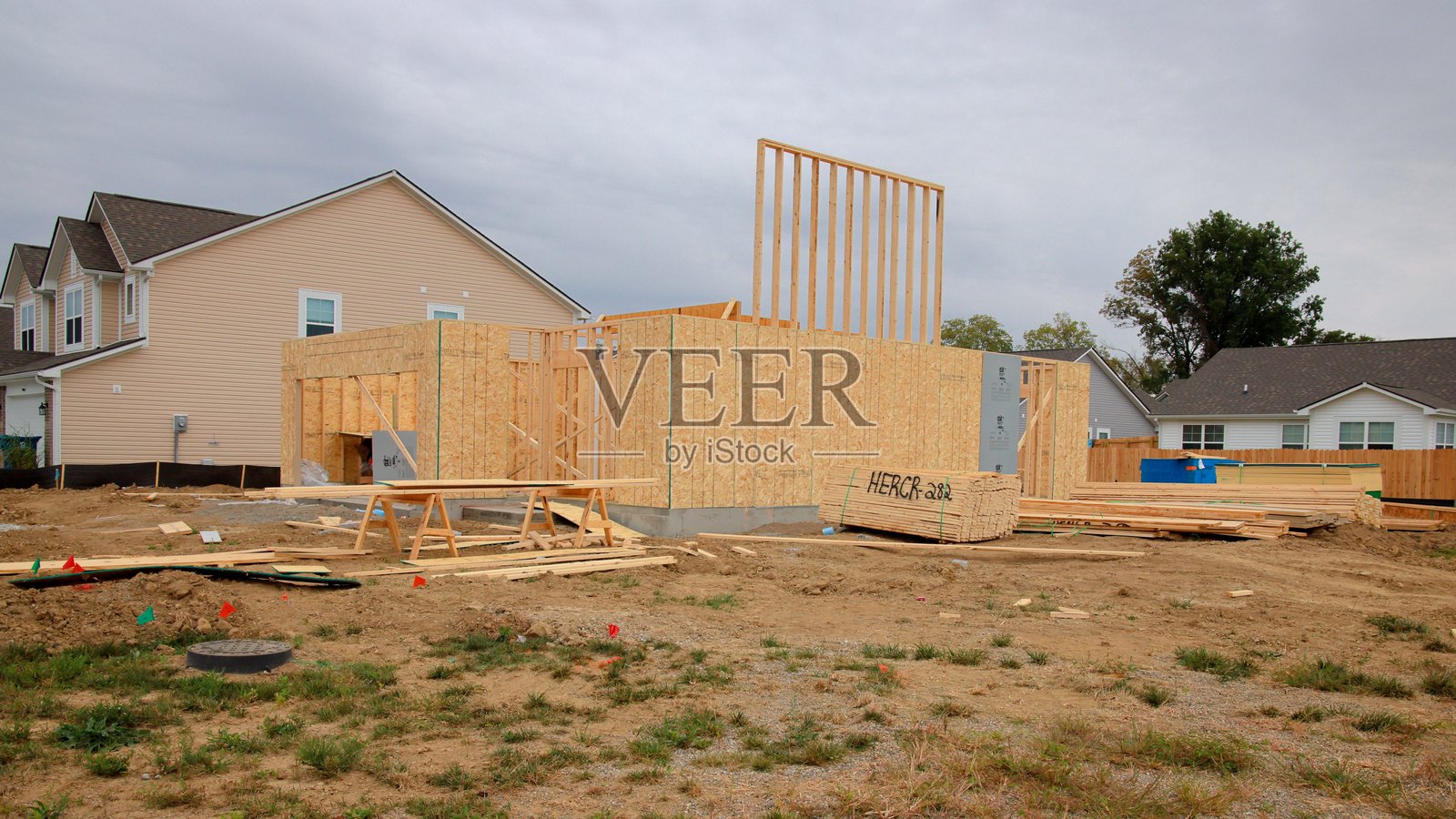 建筑工地上一栋在建房屋照片摄影图片