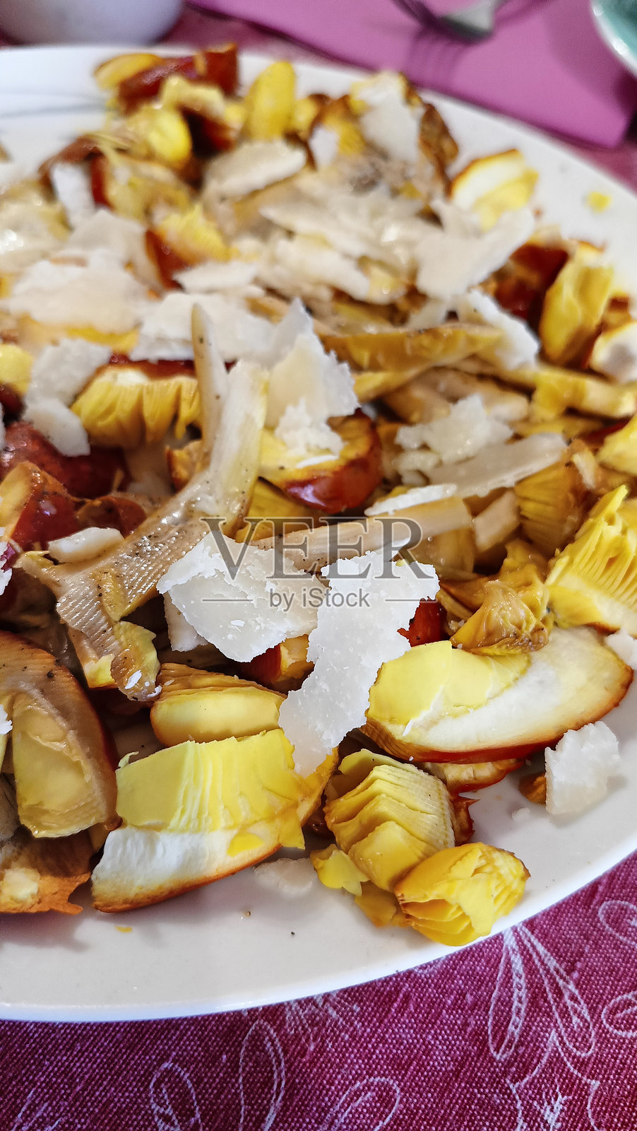 橄榄菌和帕尔马干酪的生鱼片照片摄影图片