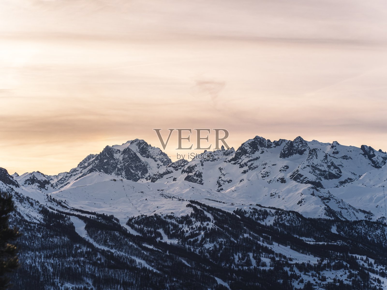 法国阿尔卑斯山塞尔舍瓦利耶的雪峰日落照片摄影图片