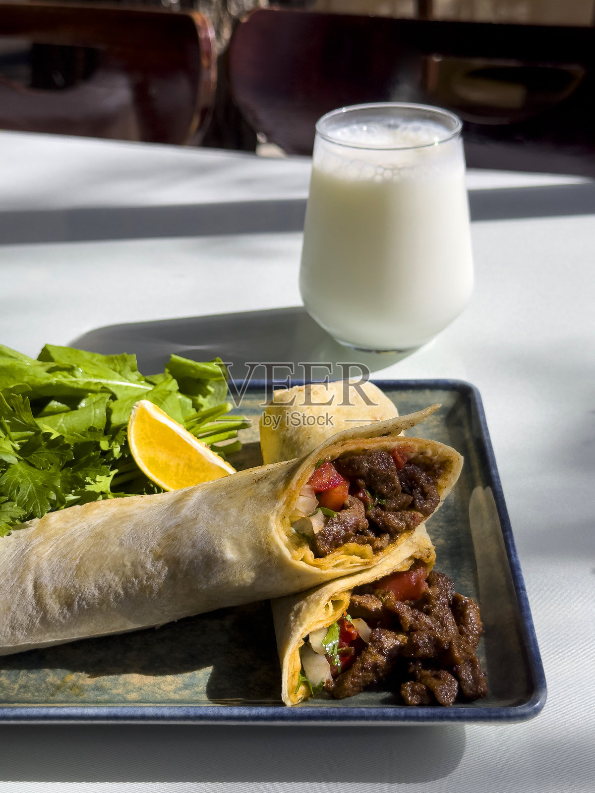 传统土耳其美食，坦图尼烤肉，著名的梅尔辛坦图尼照片摄影图片