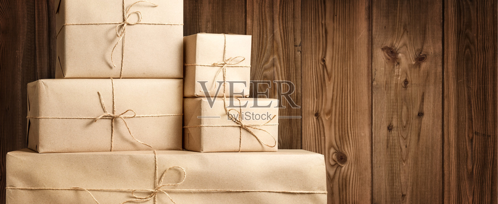 一组叠放的乡村风格礼品盒，背景是一面美丽的木墙照片摄影图片