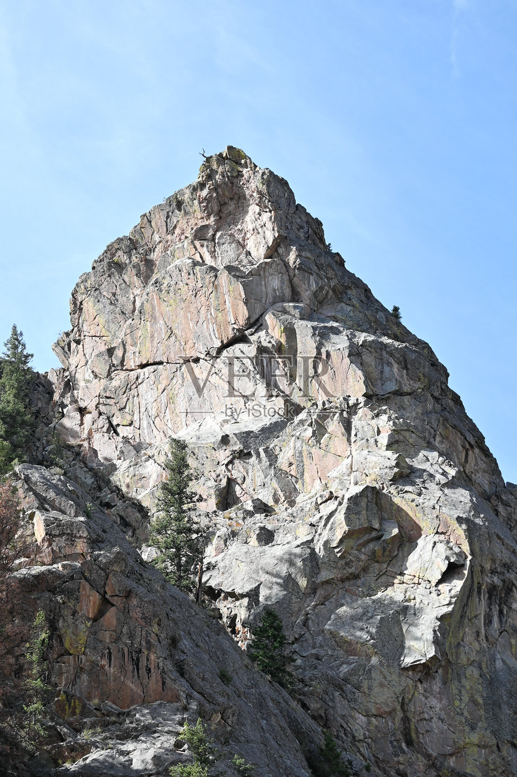 陡峭的岩石山峰照片摄影图片
