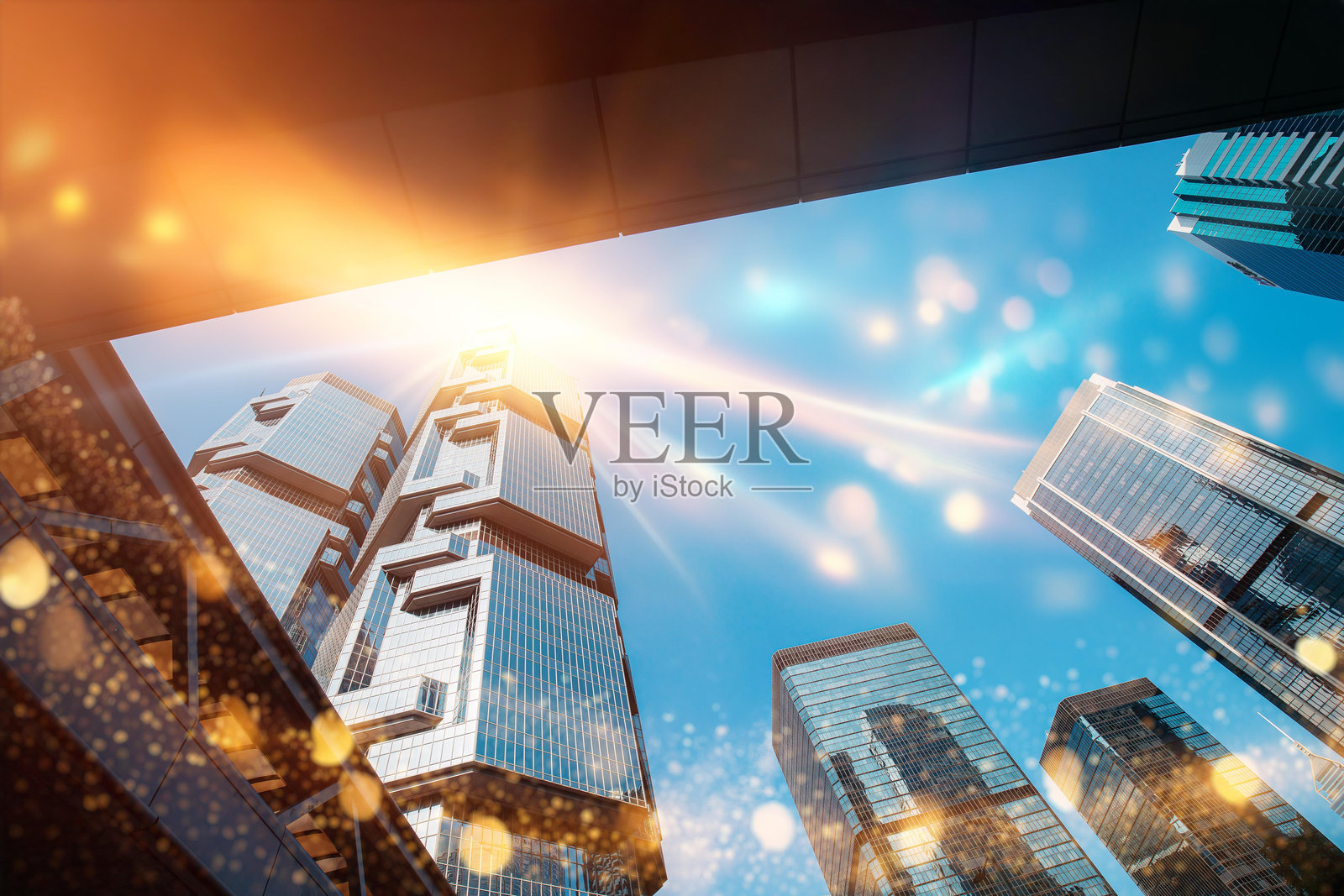 摩天大楼耸立在繁忙的城市上空，阳光明媚。照片摄影图片