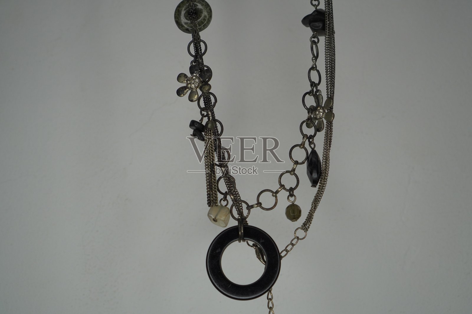 混合金银链条的项链照片摄影图片