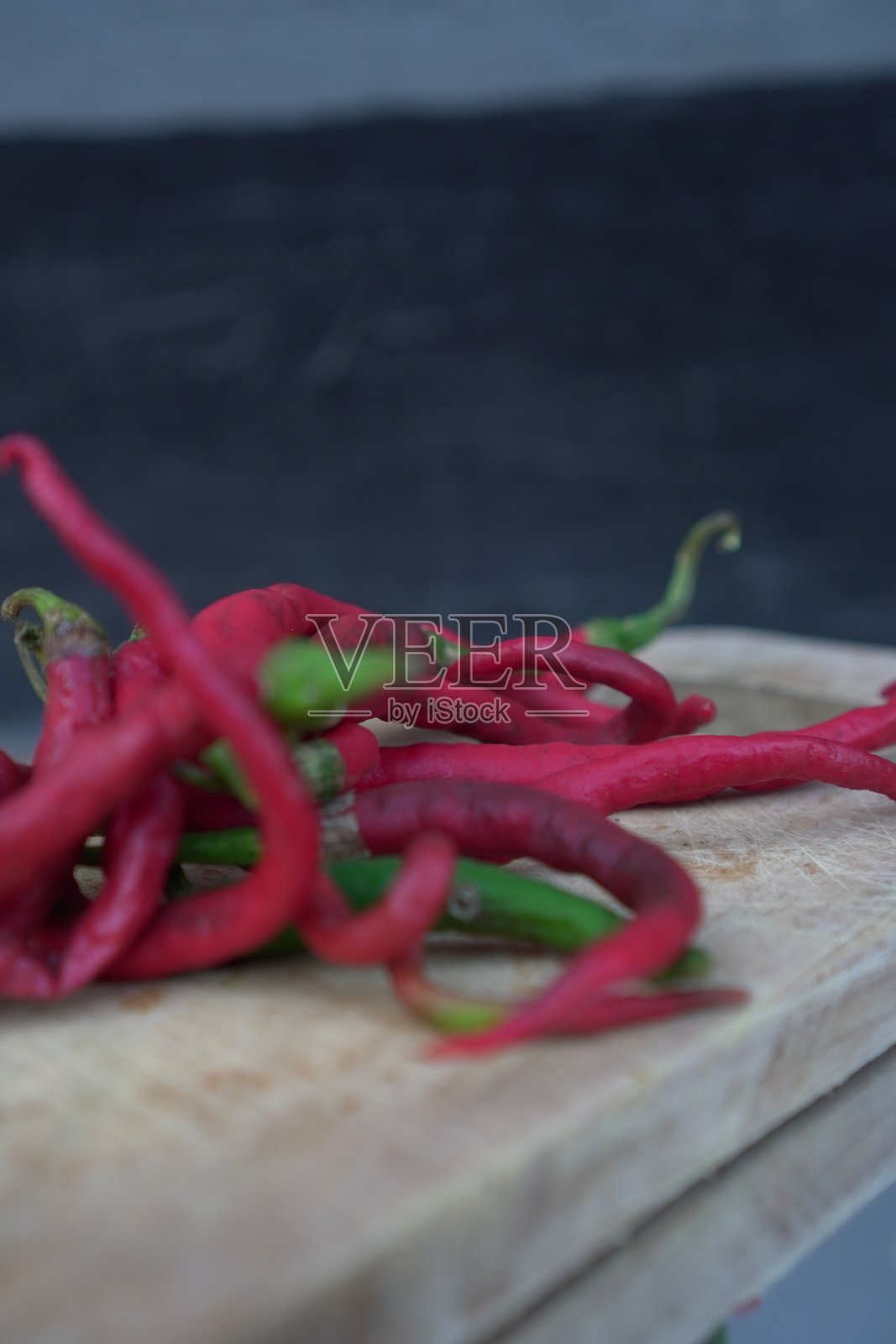木板上的红辣椒照片摄影图片