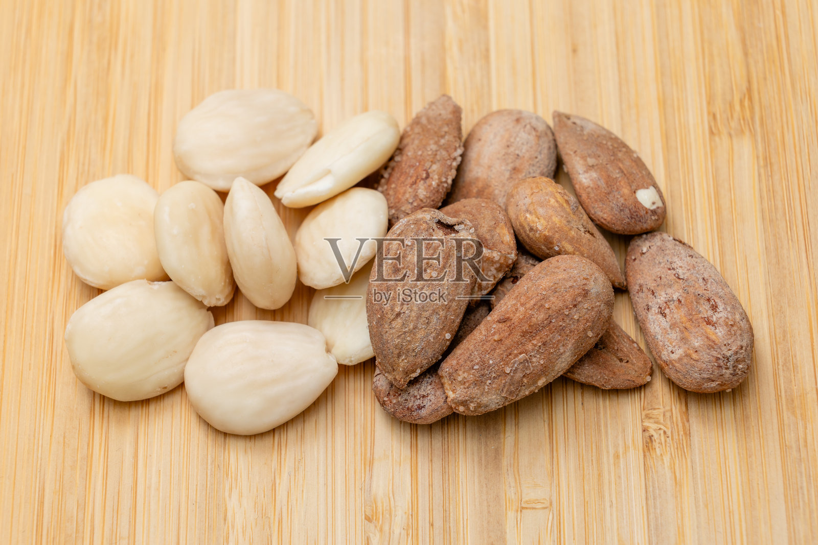 原味杏仁放在木桌上照片摄影图片