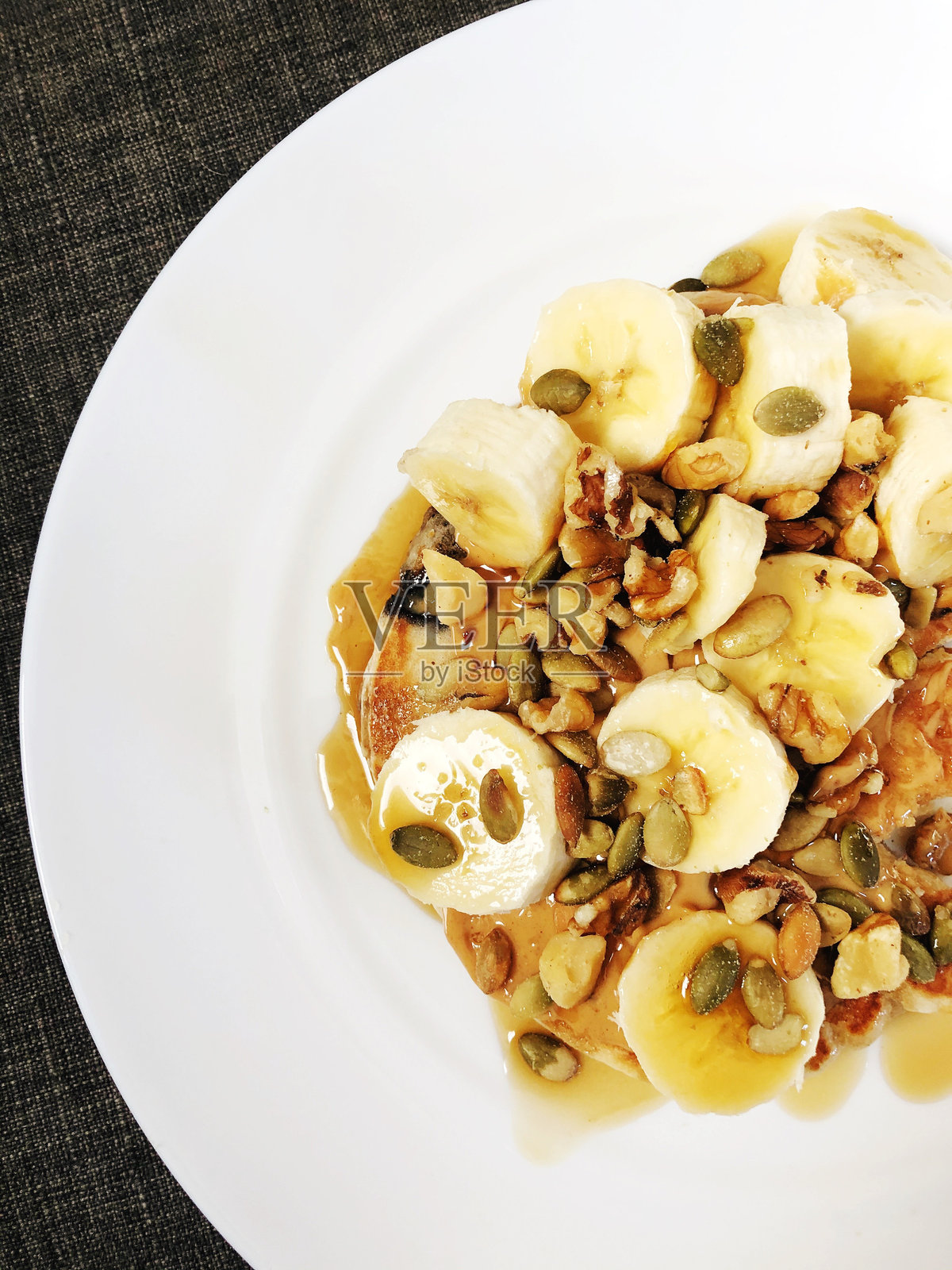 坚果香蕉煎饼配南瓜子照片摄影图片