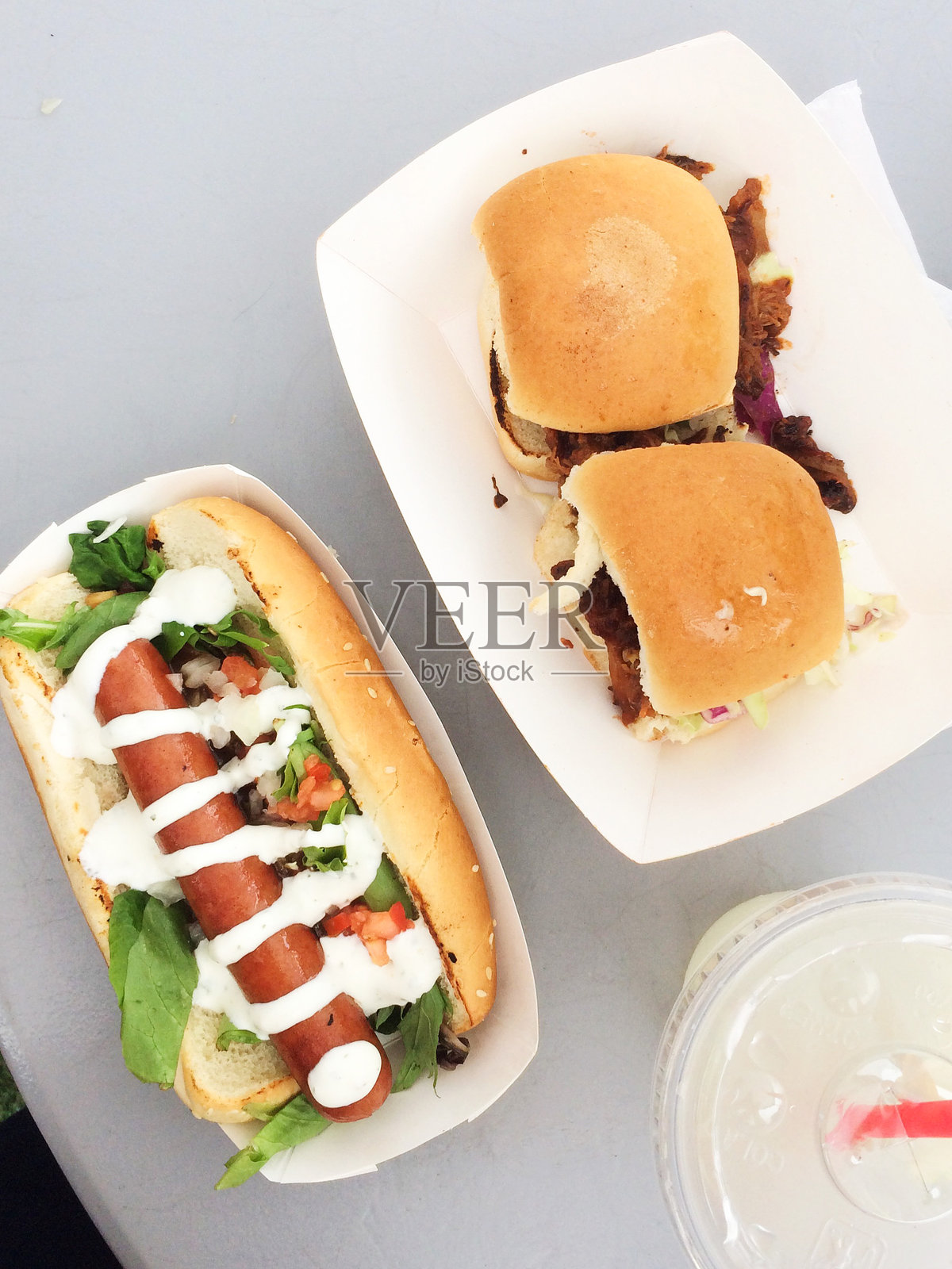 美味热狗和迷你汉堡配清爽柠檬水照片摄影图片