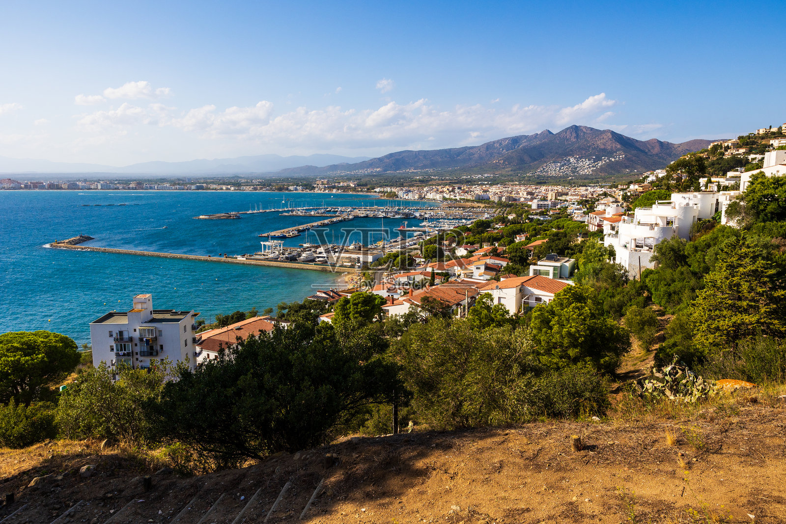 从特里尼塔城堡俯瞰西班牙布拉瓦海岸的玫瑰城全景照片摄影图片