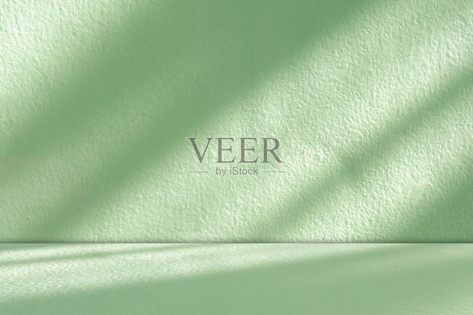 绿色阴影背景的空旷工作室房间照片，渐变叶子地面墙壁背景，穆斯林设计画布表面纹理，生态场景产品化妆品美妆有机展示台。照片摄影图片