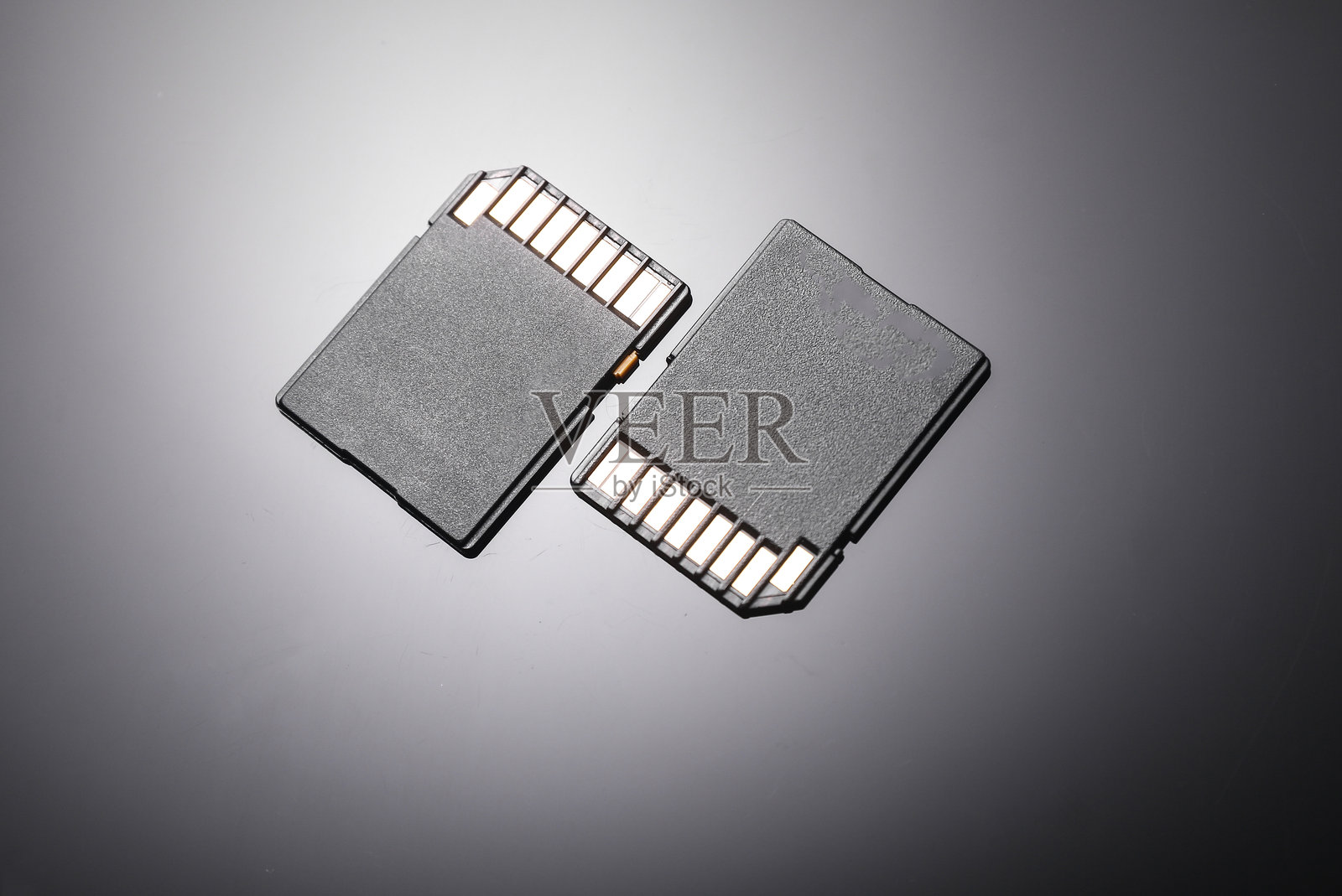 黑色背景上的SD存储卡照片摄影图片