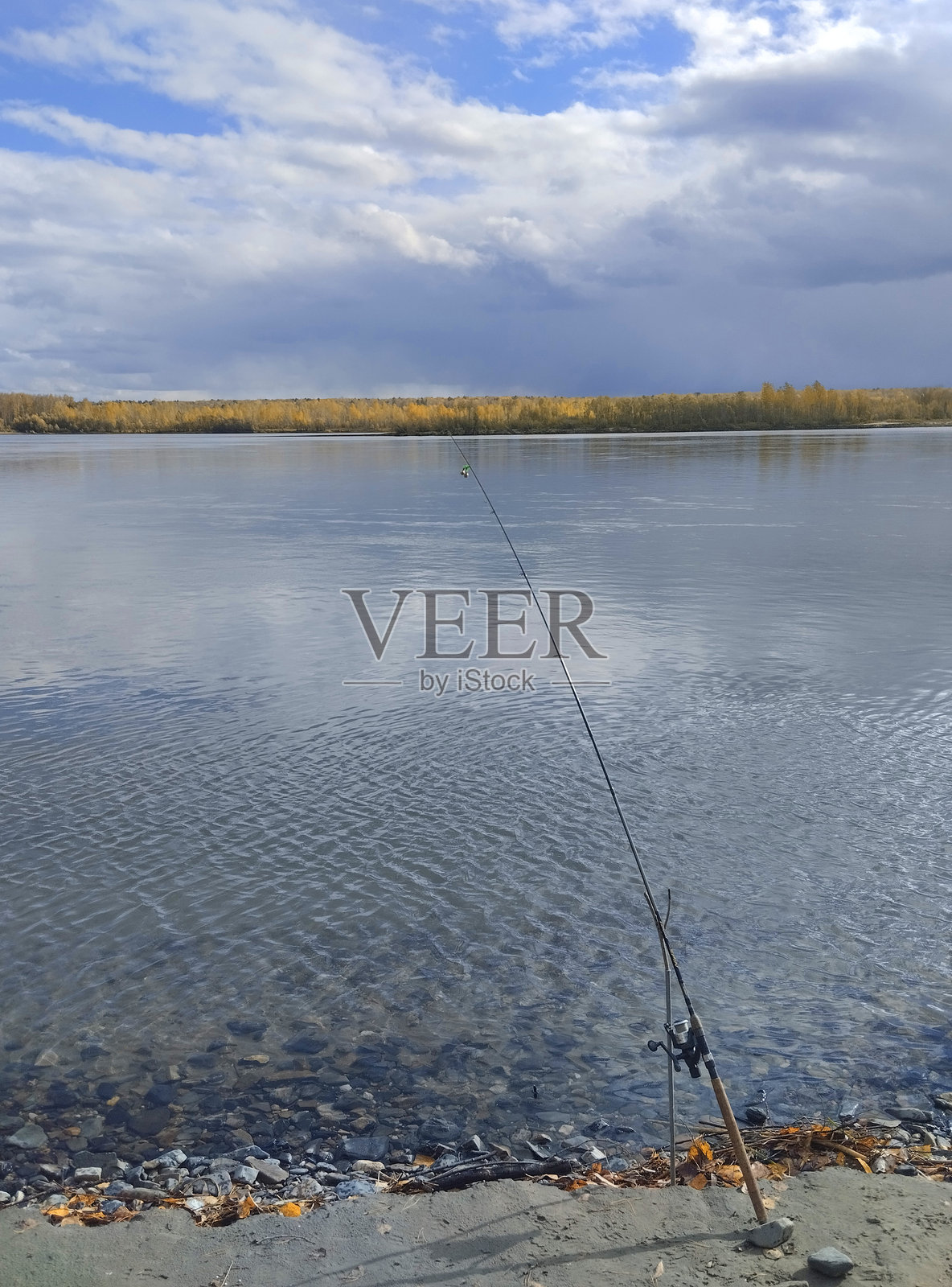 秋季钓鱼，河边的风景，钓竿和饵料，河面上的云朵与涟漪。照片摄影图片