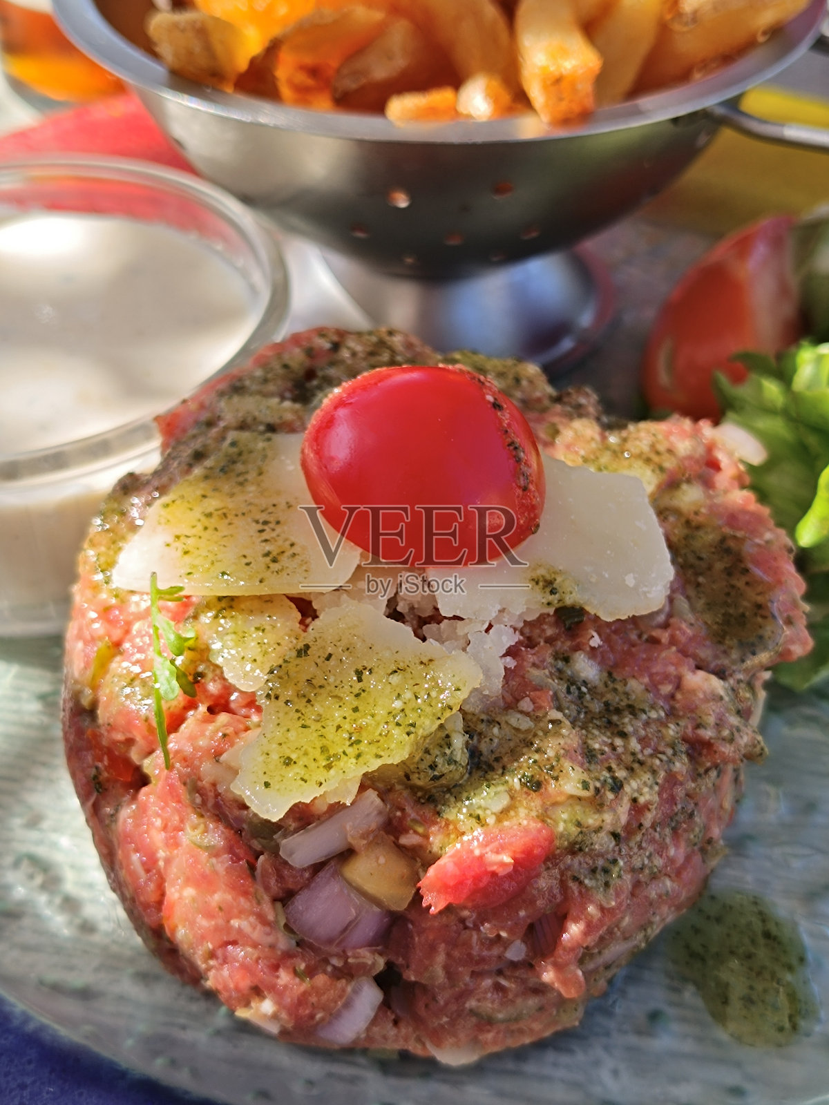 生牛肉塔塔和薯条，特写，放在盘子上照片摄影图片