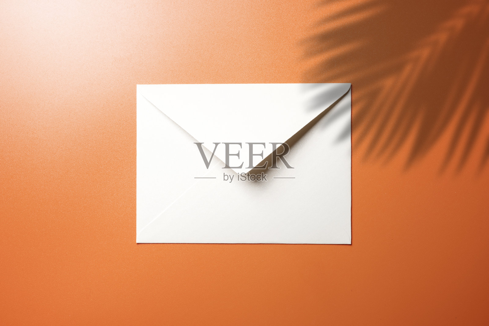 彩色背景上的白色信封和明信片的俯视图照片摄影图片