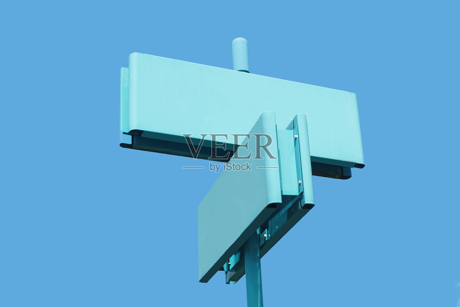 街道名称标志杆在晴朗的蓝天背景下。空白区域可用于信息。照片摄影图片