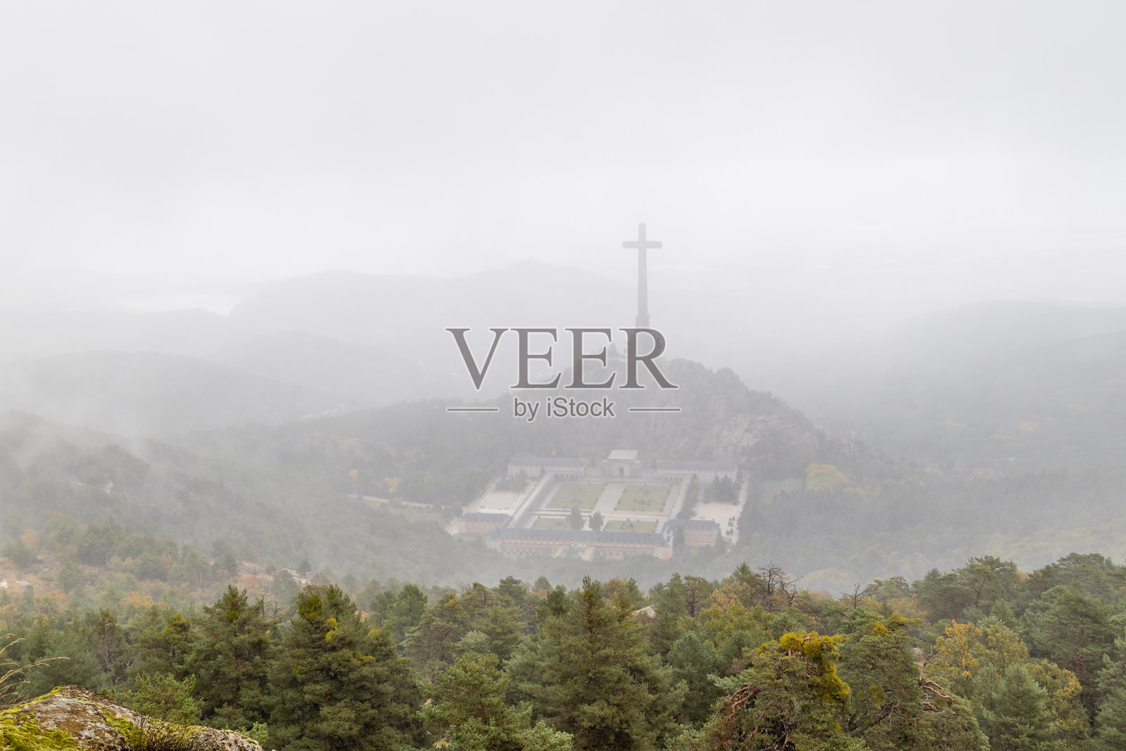 马德里,西班牙的库尔加穆罗斯谷纪念性建筑群被晨雾笼罩照片摄影图片