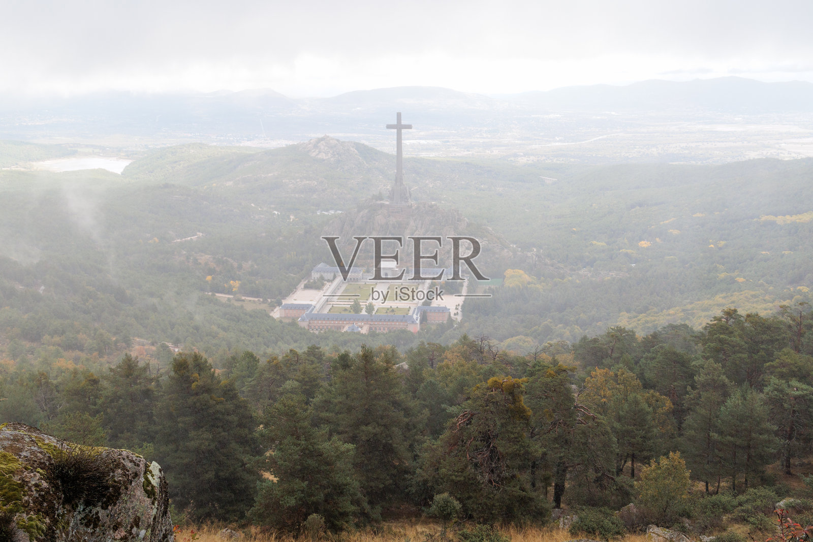 马德里，西班牙的库尔加穆罗斯谷纪念性建筑群被晨雾笼罩照片摄影图片