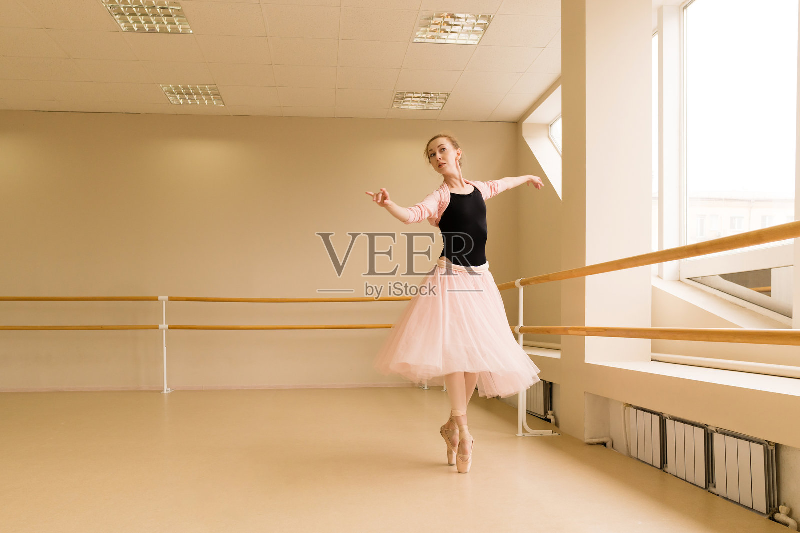 芭蕾舞者优雅地在脚尖上旋转表演照片摄影图片