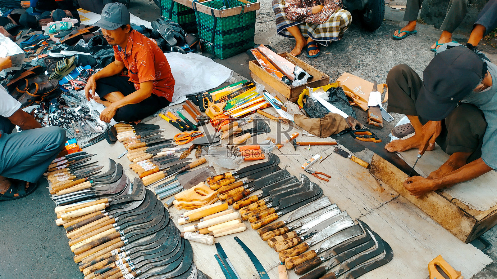 市场上当地商贩出售新鲜商品照片摄影图片