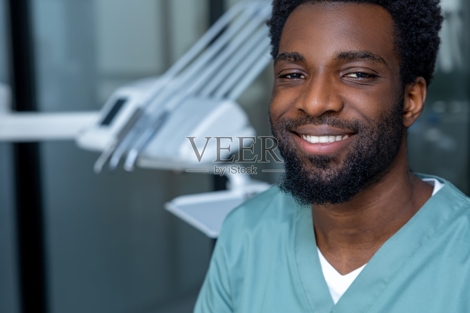 牙医在诊所准备进行口腔检查照片摄影图片