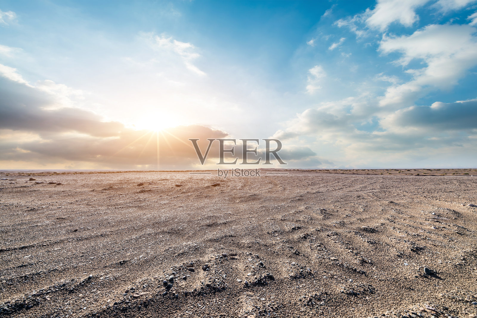 戈壁沙漠的沙地与天空云彩的自然风光照片摄影图片