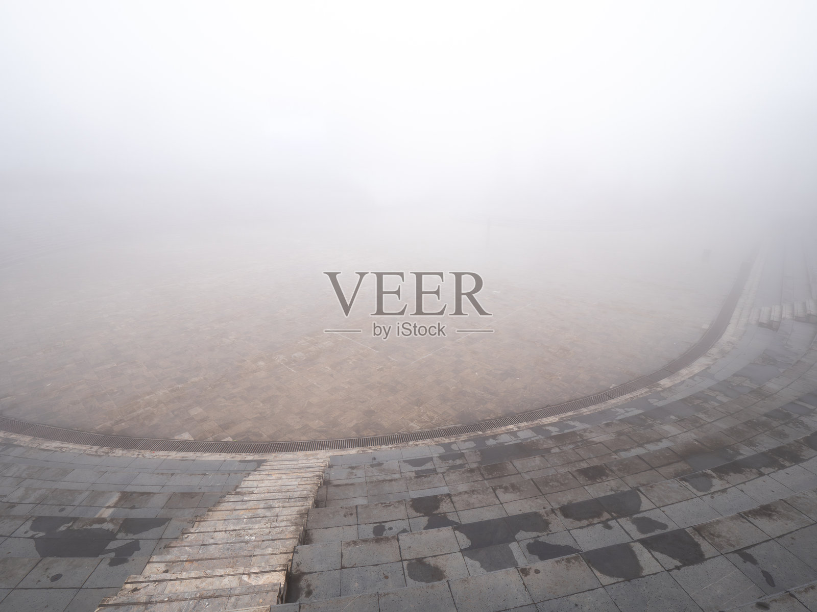 雾中的户外大厅楼梯照片摄影图片